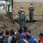 Militares peruanos y migrantes a ambos lados de la frontera_
