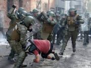 ARTISTA INSTALA ESCULTURA «FULL CLEAN» EN AFUERAS DEL TEATRO UNIVERSIDAD DE CHILE PARA DENUNCIAR IMPUNIDAD DE CLAUDIO CRESPO Y VÍNCULOS EMPRESARIALES