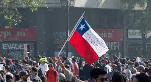 Chile está por el suelo: las dos preguntas de la CEP que reflejan la crisis económica y social