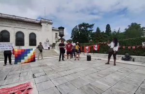 «El pueblo peruano ya eligió al presidente del bicentenario». Manifestación en solidaridad con Pedro Castillo en el frontis de la OEA, Washington.