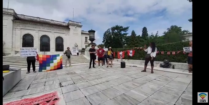 «El pueblo peruano ya eligió al presidente del bicentenario». Manifestación en solidaridad con Pedro Castillo en el frontis de la OEA, Washington.