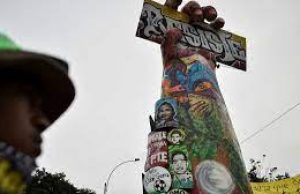 El antimonumento, puño-corazón