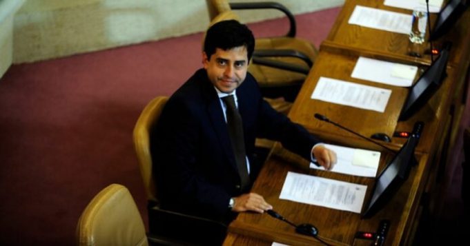 “Cómplice de Piñera”: Manifestaciones contra el Senador Pedro Araya luego que negara existencia de presos del estallido social en Antofagasta
