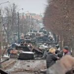 ▲ Restos de vehículos militares rusos en la ciudad de Bucha, cerca de Kiev.