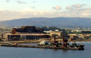 Portuarios advierten posibles movilizaciones ante cierre de las operaciones de Siderúrgica Huachipato en el sur de Chile