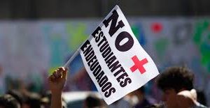 Ver: «La Demanda de Condonación del CAE» entrevista a Valentina Lowick-Rusell de la JRME Juventud Rebelde Miguel Enríquez conduce Patricio Guzmán S. Editor de Werken Rojo