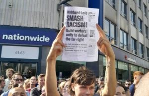Decenas de miles de personas se manifiestan en pueblos y ciudades de Gran Bretaña e Irlanda del Norte contra la extrema derecha