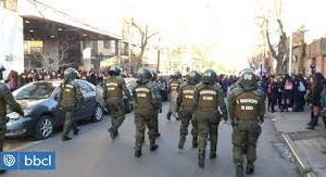 Chile – REPRIMEN BRUTALMENTE A LAS NIÑAS DEL “LICEO 1 JAVIERA CARRERA”