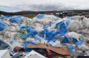 Denuncian vertedero ilegal de residuos de la industria transnacional salmonera en la Patagonia chilena