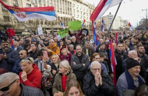 La oposición serbia acusa al Gobierno de usar un cañón sónico ilegal contra manifestantes