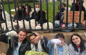 EEUU – Estudiantes judíos se encadenan en protesta contra el encarcelamiento de Mahmoud Khalil en una prisión del Servicio de Inmigración