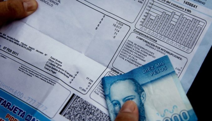 ¡Una estafa legalizada! El robo silencioso en las cuentas eléctricas de Chile