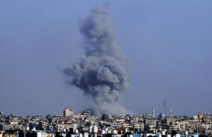 El ejército israelí utilizó una bomba de 227 kg en un ataque contra un café de Gaza, revelan fragmentos