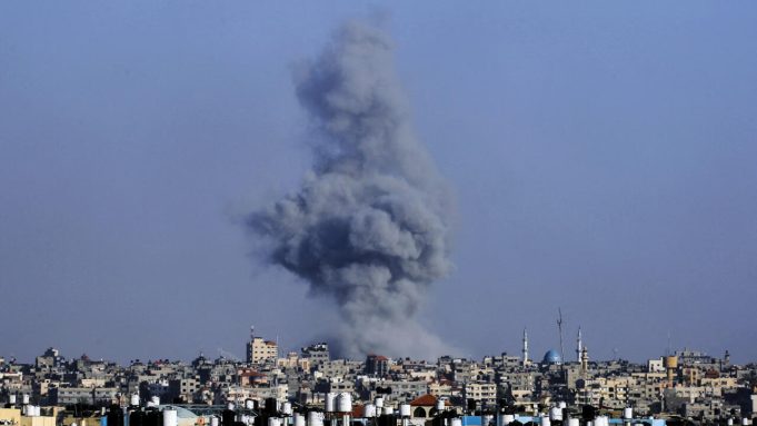 El ejército israelí utilizó una bomba de 227 kg en un ataque contra un café de Gaza, revelan fragmentos