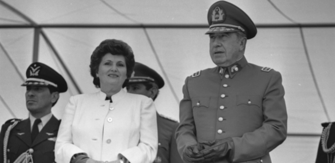 Juzgado civil ordena a herederos de Pinochet pagar más de 16 millones de dólares al Fisco