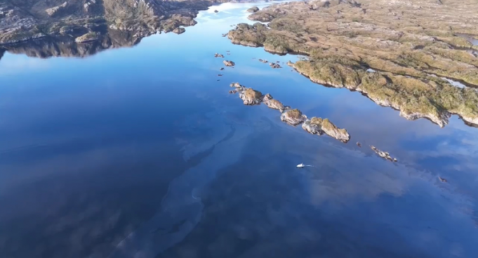 Investigan a compañía salmonera por derrame de petróleo en la Reserva Nacional Kawésqar