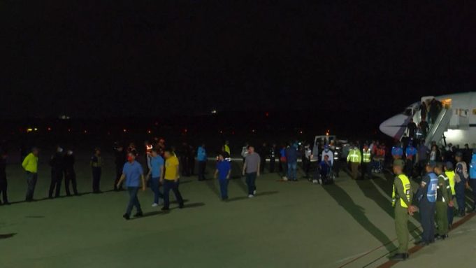 Liberan a más de 250 inmigrantes venezolanos detenidos en El Salvador en un intercambio de prisioneros entre EE.UU. y Venezuela
