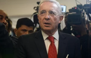 Álvaro Uribe es condenado a 12 años de prisión domiciliaria