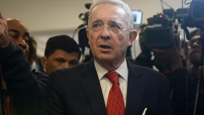 Álvaro Uribe es condenado a 12 años de prisión domiciliaria