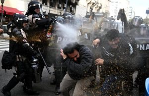 Argentina – Repudio institucional de la Comisión de Salud Comuna 8 a la represión policial contra los jubilados en su reclamo de los días miércoles