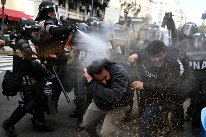 Argentina – Repudio institucional de la Comisión de Salud Comuna 8 a la represión policial contra los jubilados en su reclamo de los días miércoles