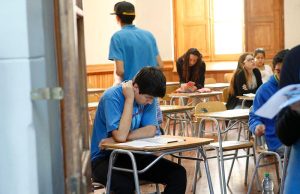 La educación fosilizada: entre exámenes y credenciales