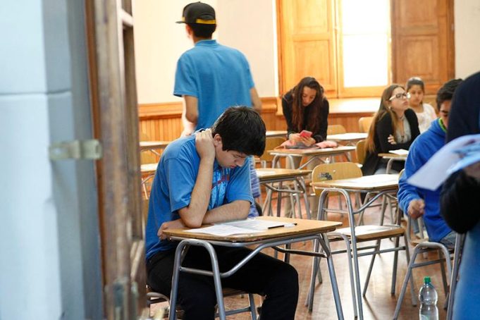 La educación fosilizada: entre exámenes y credenciales