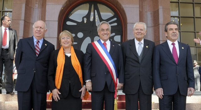 Ver: «35 años de estafas y mentiras 1990-2025», Columna de Celso Calfullan