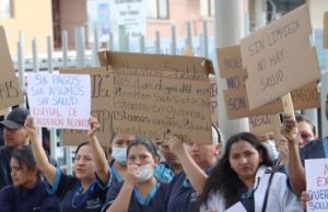 Personal de los hospitales públicos de Ecuador denunciaron la falta de pagos de sus salarios