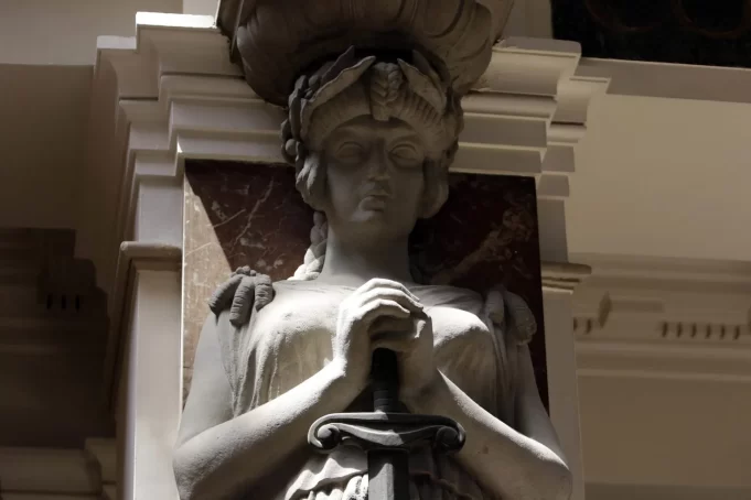 Reclusión domiciliaria para violadores de DDHH: un quiebre inconstitucional en la jurisprudencia de la Corte Suprema