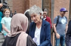 La candidata de izquierda, Catherine Connolly, gana las elecciones presidenciales irlandesas por una abrumadora mayoría