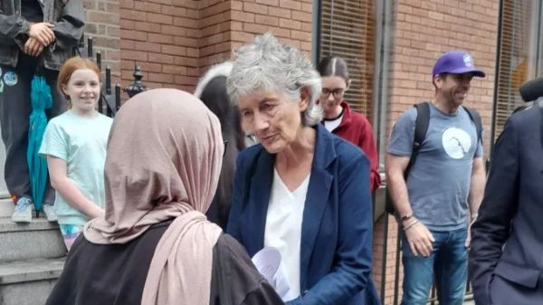 La candidata de izquierda, Catherine Connolly, gana las elecciones presidenciales irlandesas por una abrumadora mayoría