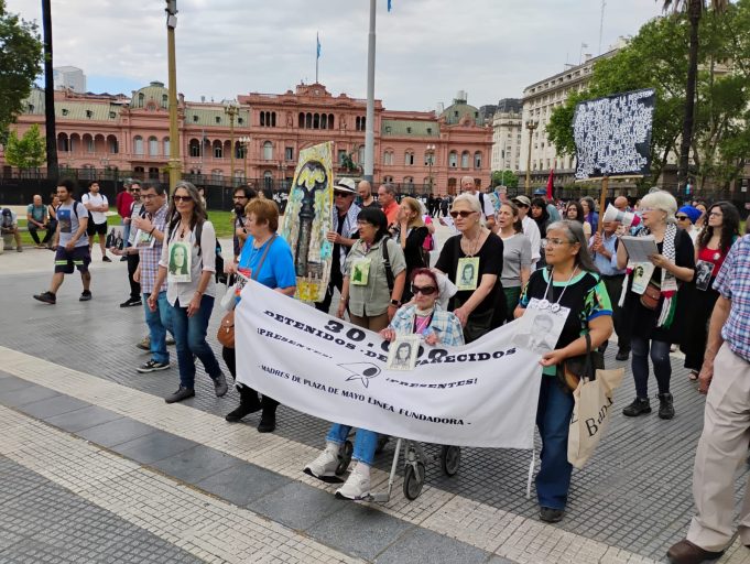 Argentina – Conversatorio post Ronda de las Madres de Plaza de Mayo / Línea Fundadora