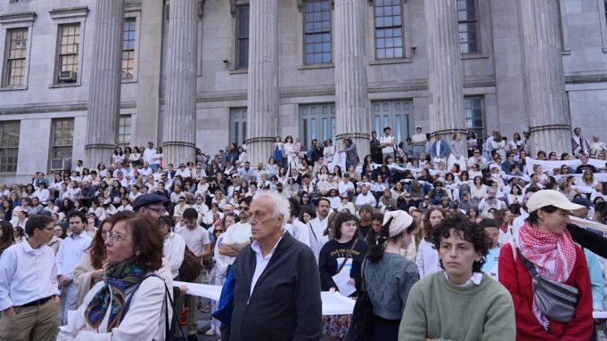 Más de 1000 rabinos y activistas pacifistas judíos protestan en Brooklyn para exigir un alto el fuego en Gaza