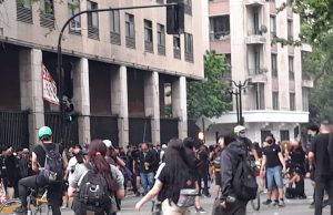 Cientos de santiaguinos protestaron en Plaza Dignidad a 6 años de la revuelta social