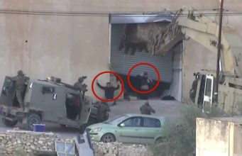 Jóvenes palestinos acribillados por soldados israelíes después de haberse rendido