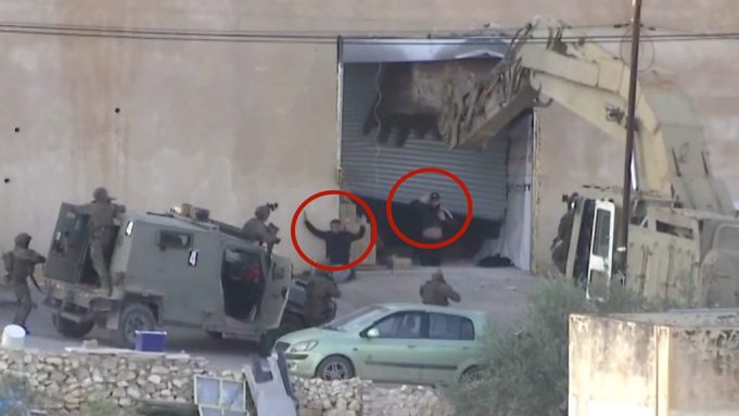 Jóvenes palestinos acribillados por soldados israelíes después de haberse rendido