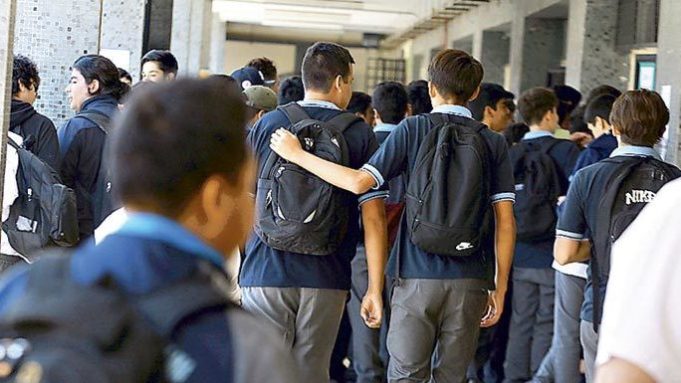 Chile – Apoderados denuncian aplicación masiva e irregular de Aula Segura a más de 70 estudiantes del Liceo 7 de Ñuñoa