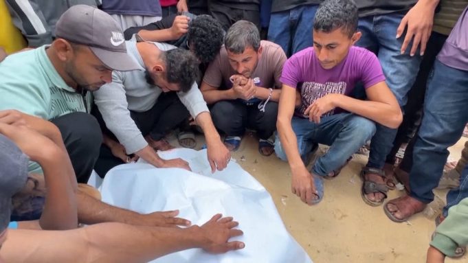 Israel continúa violando el alto el fuego en Gaza al tiempo que la Fundación Humanitaria de Gaza cierra sus centros de ayuda denunciados como “trampas mortales”