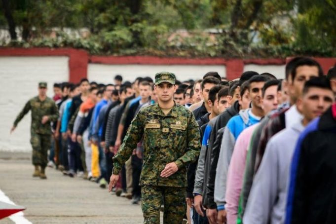 ¿Educación o Servicio Militar?