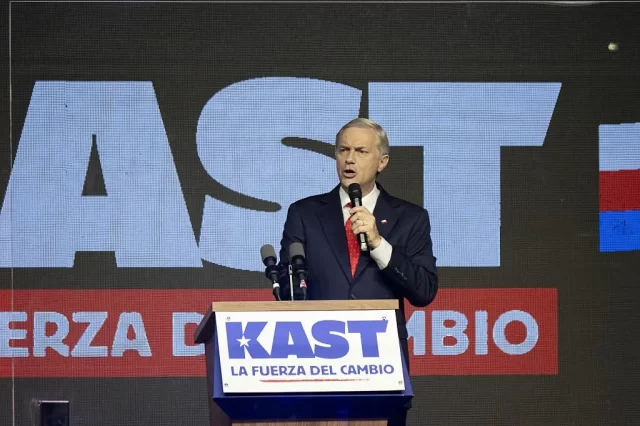 Kast hablando microfono