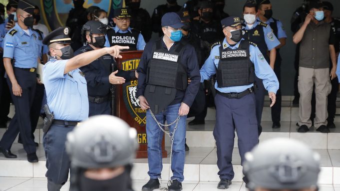 “Un acto de hostilidad y de agresión”: Trump indulta al expresidente Juan Orlando Hernández, condenado en EE.UU. por narcotráfico, e interviene en las elecciones en Honduras