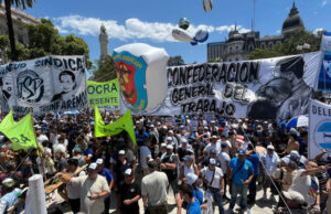 Argentina – Miles de personas marcharon a Plaza de Mayo contra la reforma laboral de Milei