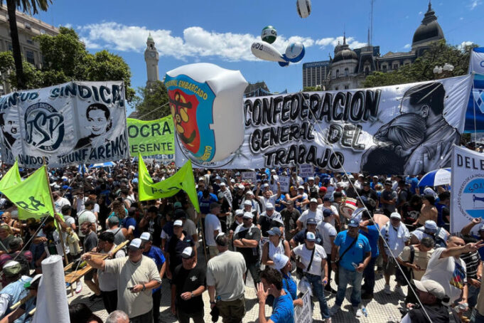 Argentina – Miles de personas marcharon a Plaza de Mayo contra la reforma laboral de Milei