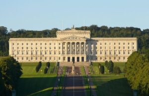 10.000 días de gobierno compartido de Stormont en Irlanda del Norte: estancamiento, crisis y división