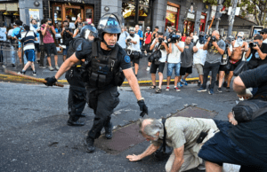 Argentina – Brutal represión en una nueva marcha de jubilados