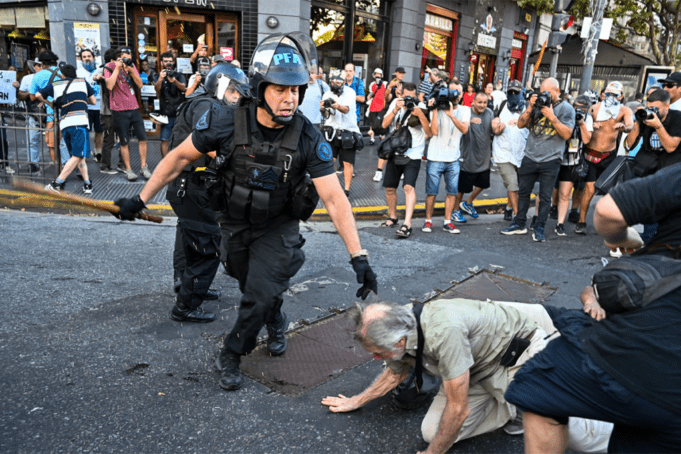 Argentina – Brutal represión en una nueva marcha de jubilados