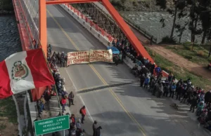 Perú – MANIFESTANTES BLOQUEAN LA PANAMERICANA SUR