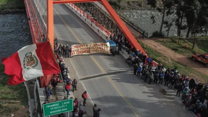 Perú – MANIFESTANTES BLOQUEAN LA PANAMERICANA SUR