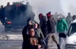 EEUU – continúa la brutal represión en Minneapolis. Mujer manifestante pierde parte de su mano